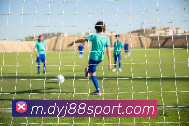 罗威称赞杨瀚森训练表现出色竞争对手的认可让人刮目相看